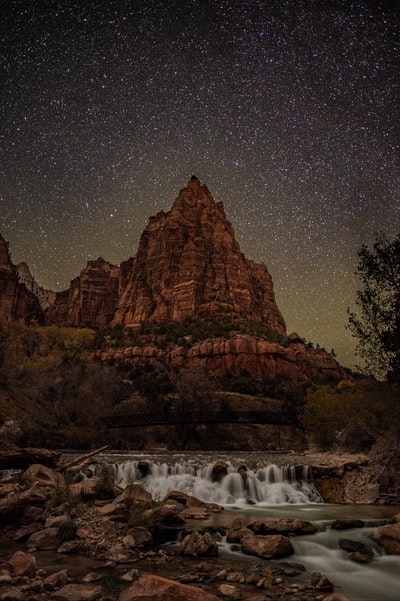 夜晚俯瞰岩山的河流的时间点摄影